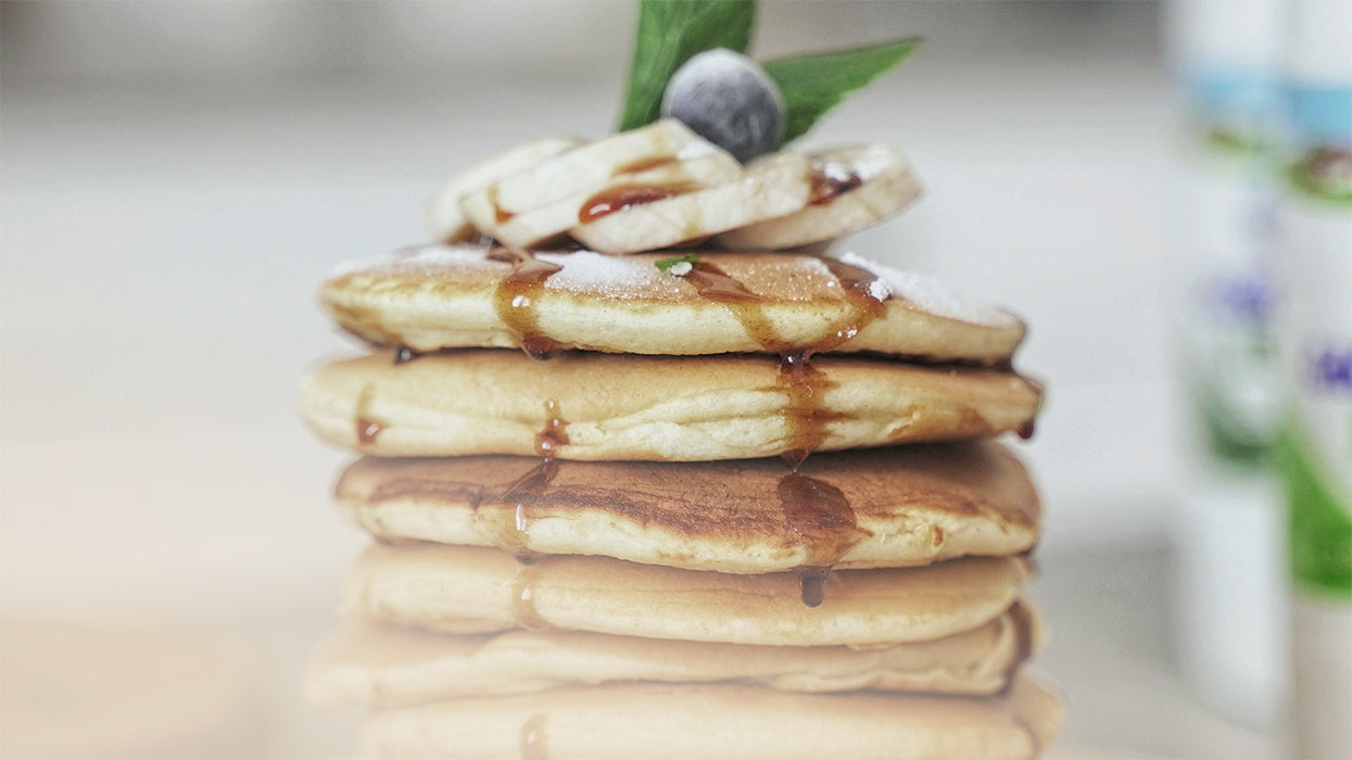 Pancakes gestapelt Sirup Heidelbeeren